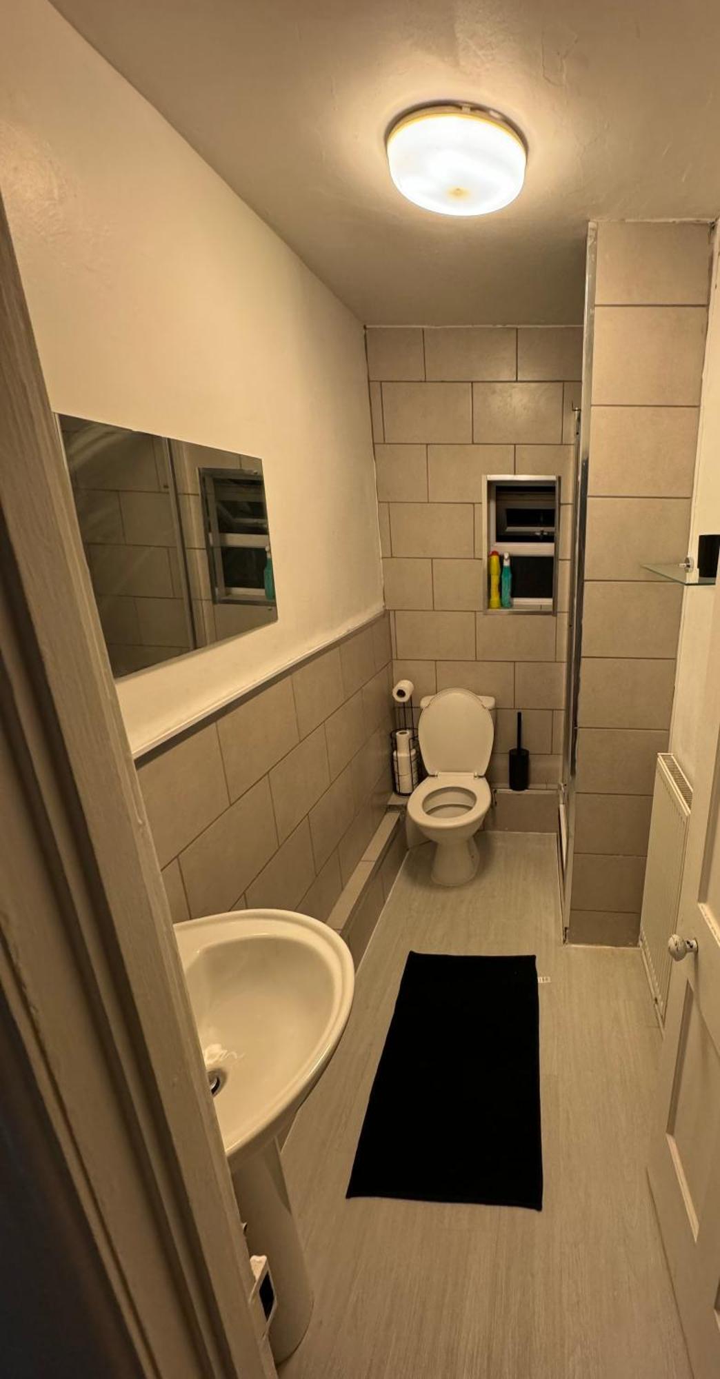 Double Located 2 Minutes From Gloucester Royal Hospital *