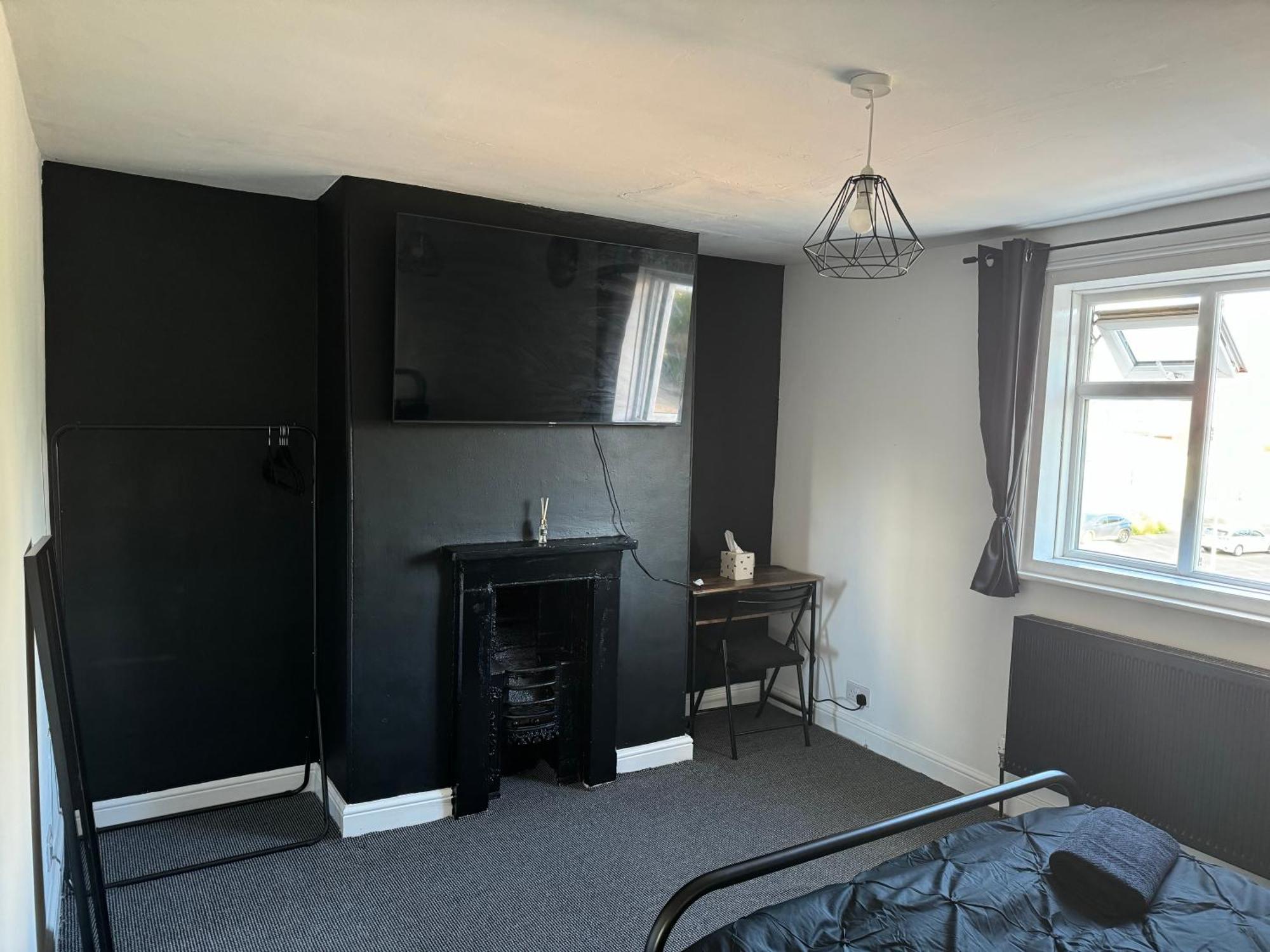 Double Located 2 Minutes From Gloucester Royal Hospital